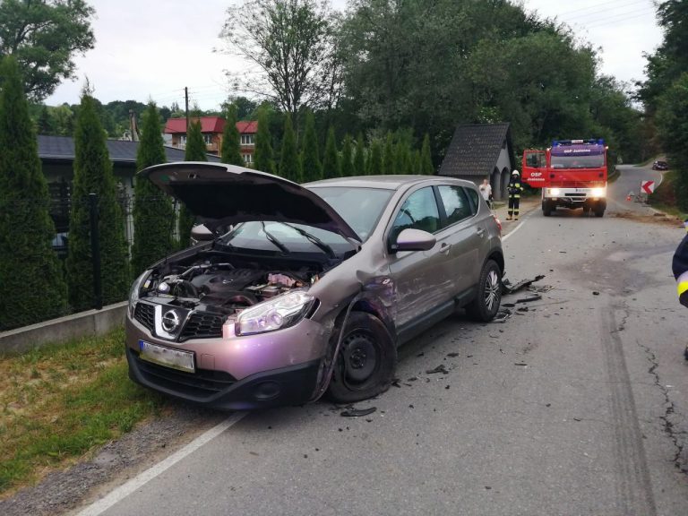 Zderzenie dwóch samochodów. Jedna osoba poszkodowana