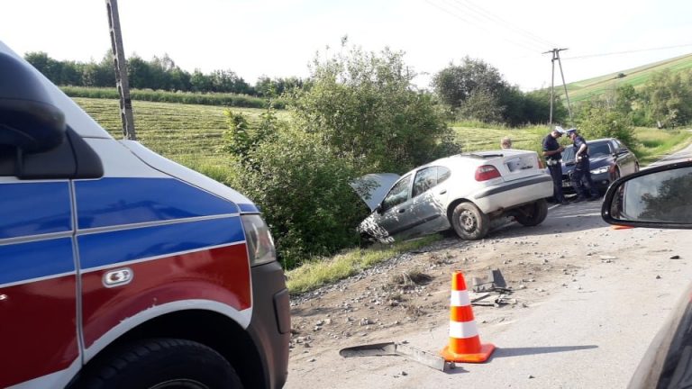 Z ostatniej chwili: samochód w rowie. Jedna osoba zabrana do szpitala