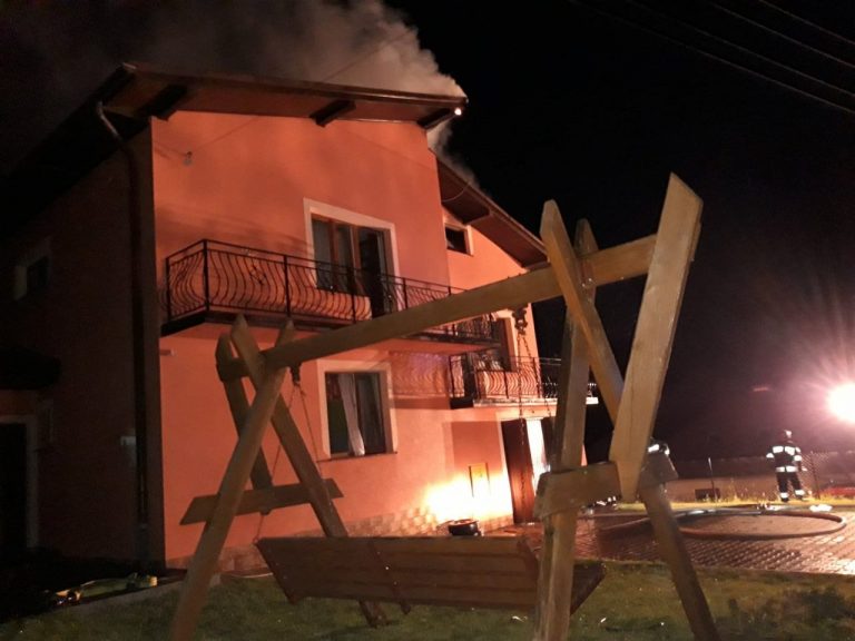 W środku nocy zaczęło płonąć poddasze domu. 5-osobowa rodzina miała sporo szczęścia