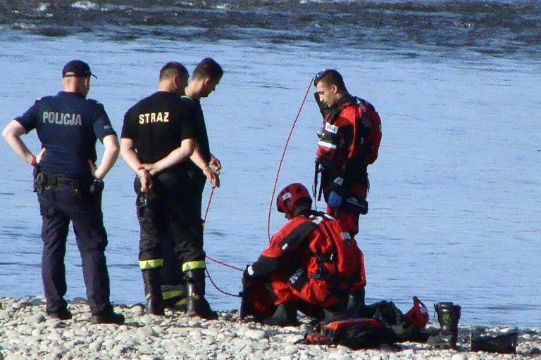Z ostatniej chwili: w Starym Sączu rzeką płynie …. mięso. Nurkowie, strażacy i Policja w akcji
