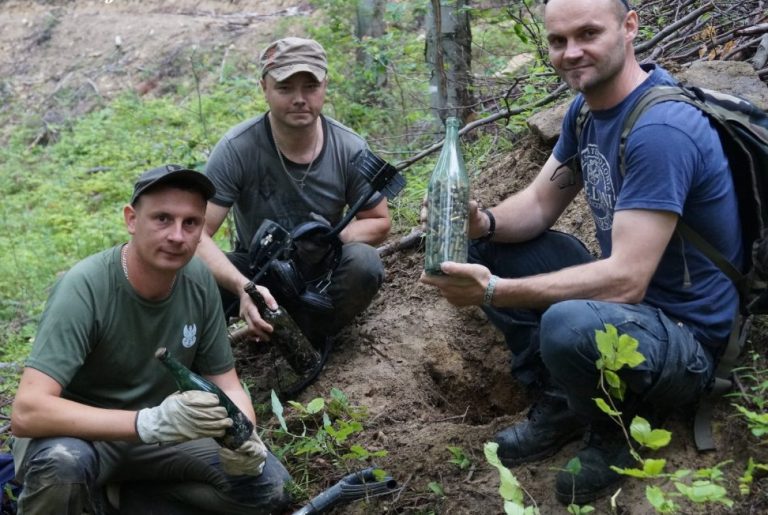 Niezwykłe odkrycie w nadpopradzkim lesie: butelki po winie pełne… amunicji