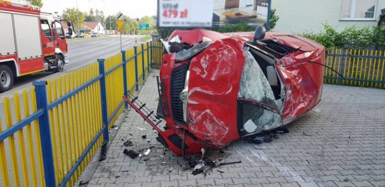 Samochód wypadł z drogi i dachował na terenie firmy z materiałami budowlanymi
