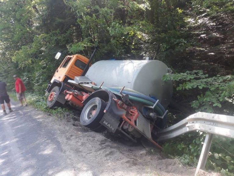 Cysterna ze ściekami w rowie. Kierowca chciał uniknąć zderzenia z osobówką