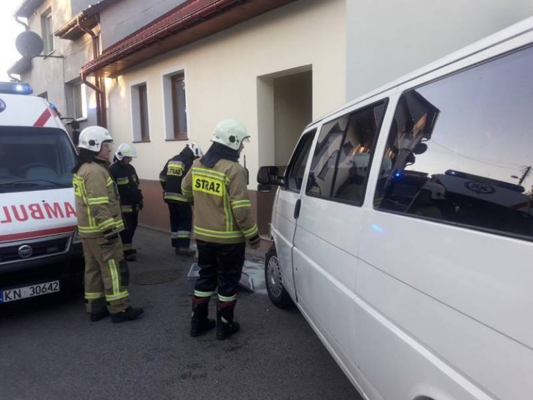 Auto uderzyło w dom. Dwie osoby w szpitalu