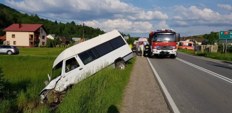 Zderzenie osobówek i busa. Trzy osoby poszkodowane