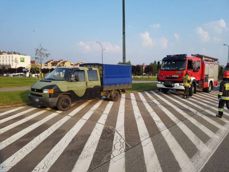 Nowy Sącz: zderzenie samochodów dostawczych na ,,dzikim rondzie”