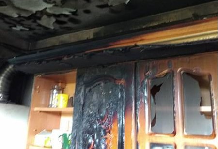 Pożar mieszkania w bloku. Płomienie wydostawały się przez okno