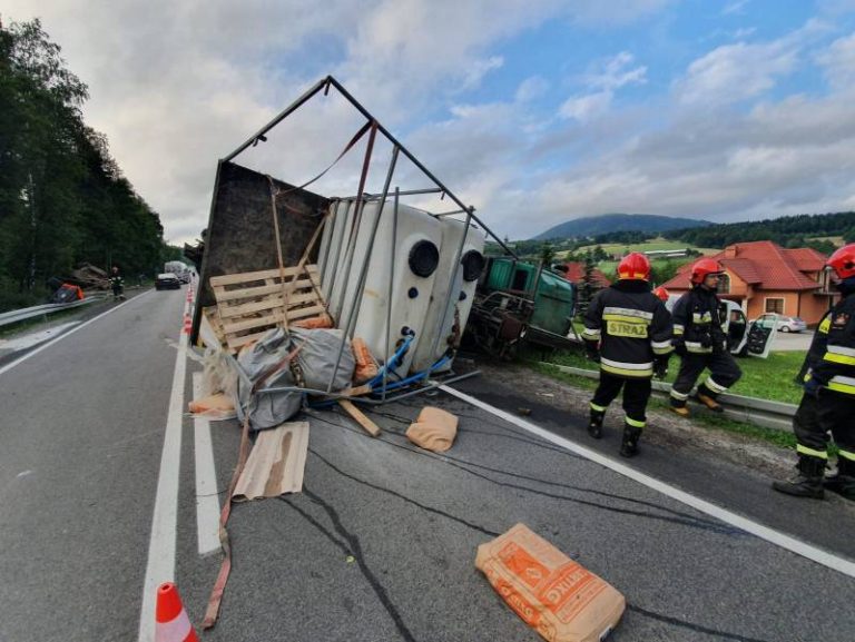 DK 28/Gródek: przewróciła się ciężarówka z wiertnicą. Ponad 7 godzin akcji [FILM]
