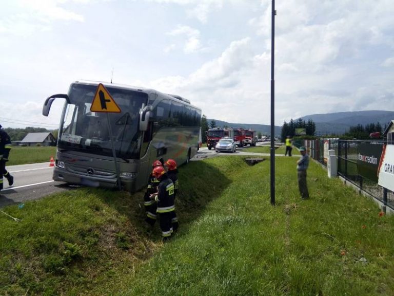 Łososina Dolna: wypadek z udziałem autobusu [ZDJĘCIA]
