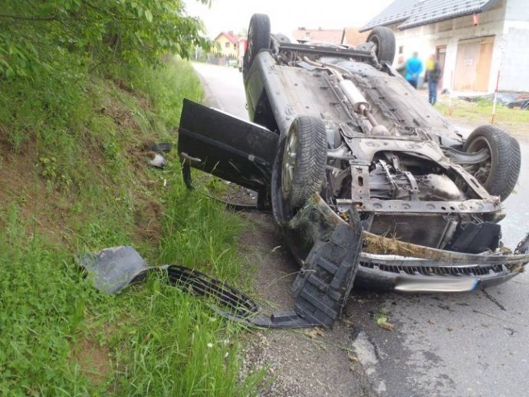 Nowy Sącz: dachowanie osobówki. Kierująca wyszła z auta bez szwanku