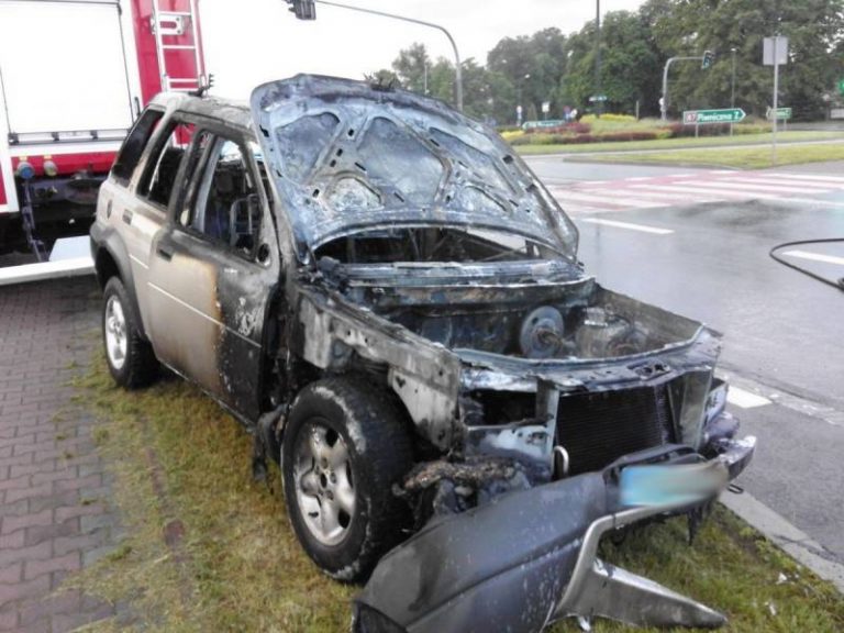 Na rondzie Solidarności spłonął samochód osobowy