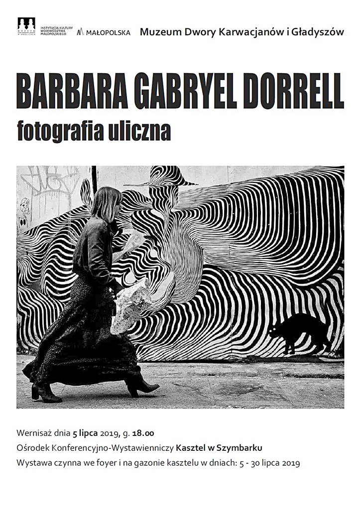 5 lipca, Szymbark: wernisaż wystawy „Fotografia uliczna” Barbary Gabryel Dorrell