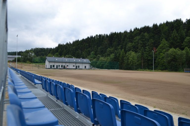 Stadion Amatora w Paszynie pięknieje z dnia na dzień. Jak w ekstraklasie [Zdjęcia]