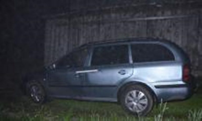 Mężczyzna spadł z maski samochodu wprost pod koła. Przejechali po nim i uciekli