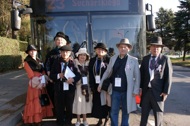 Oswajają ludzi z poezją – recytują wiersze w autobusie i pociągu retro
