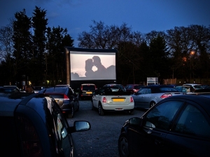Pierwsze w Nowym Sączu kino samochodowe! Inauguracja w środę. Zaprasza Wyższa Szkoła Biznesu
