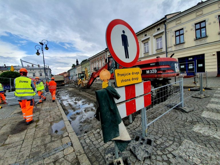 Rynek rozkopany. Obowiązują już zmiany w organizacji ruchu [ZDJĘCIA]