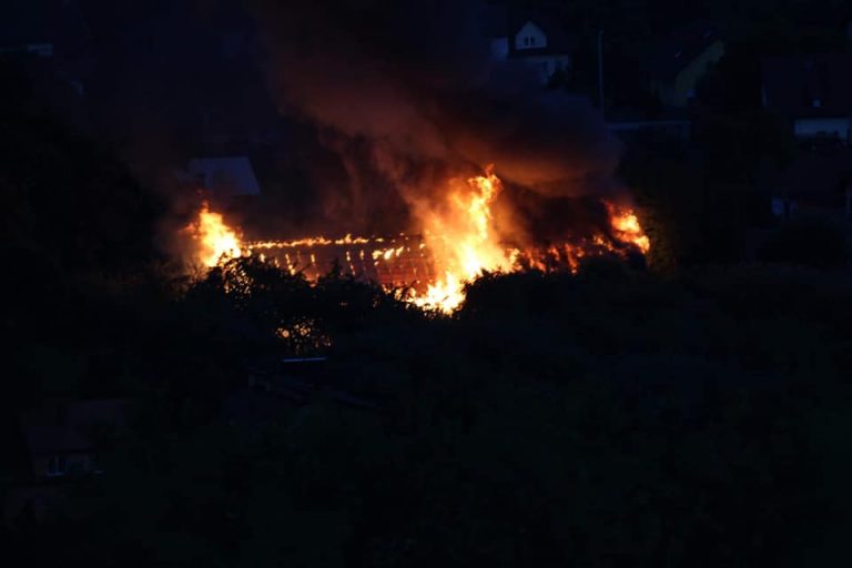 Ogień trawił budynki w Łącku. W akcji 70 strażaków