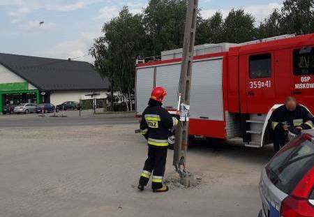 Nieznany sprawca uderzył w słup na parkingu i uciekł
