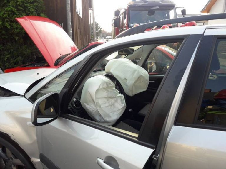 Nowy Sącz: zderzenie osobówek. Audi uderzyło w znak drogowy i ogrodzenie