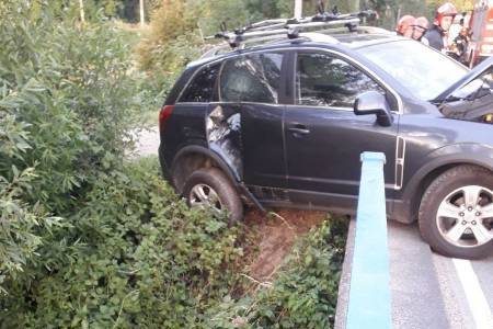 Nowy Sącz: samochód uderzył w barierkę mostu i zawisł nad rzeką
