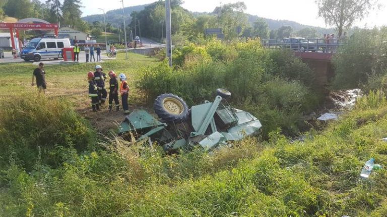O krok od tragedii. Kombajn stoczył się do potoku i przewrócił na dach