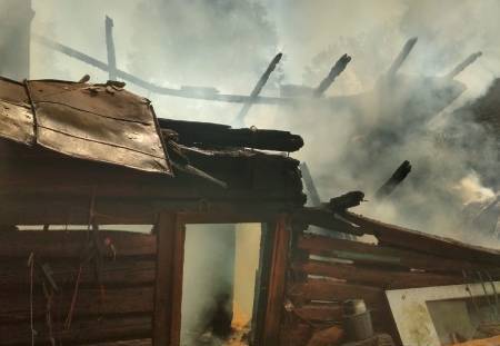 Słowikowa: Spłonął drewniany dom. Dach zawalił się do wnętrza