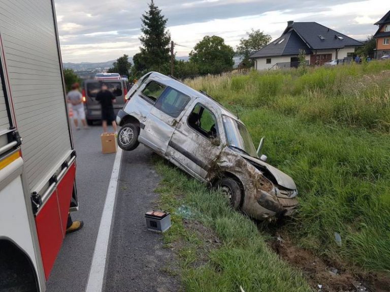 Biczyce Dolne: samochód wypadł z drogi. Jedna osoba trafiła do szpitala
