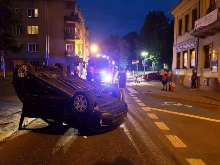 Zderzenie dwóch osobówek. Ford wylądował na dachu