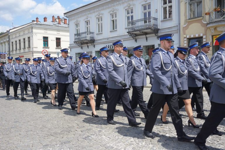 Święto mundurowych w Nowym Sączu. Sto lat Panie i Panowie Policjanci! [ZDJĘCIA]