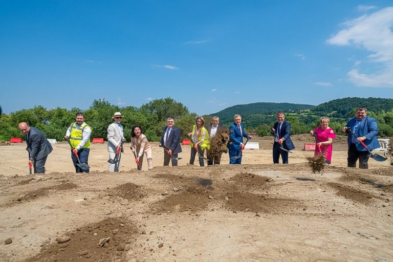 Kiedy przejedziemy nowym mostem w Kurowie? Dzisiaj wbili symboliczną łopatę