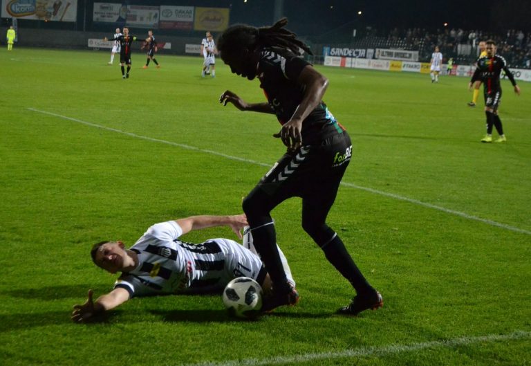 Sandecja przegrała z GKS Tychy w „zamkniętym meczu”. Gol Grzeszczyka