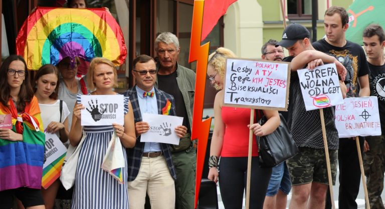 „Chłopak, dziewczyna – normalna rodzina” czy „wolność, równość, tolerancja”? [ZDJĘCIA]