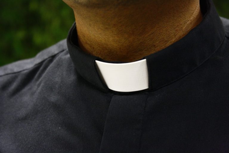 Ksiądz zatrzymany za seksualne wykorzystywanie dzieci. Był proboszczem m.in. w sądeckich i gorlickich parafiach