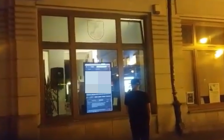 Nocna ,,afera” w Nowym Sączu. W centrum miasta odbyła się projekcja filmów porno