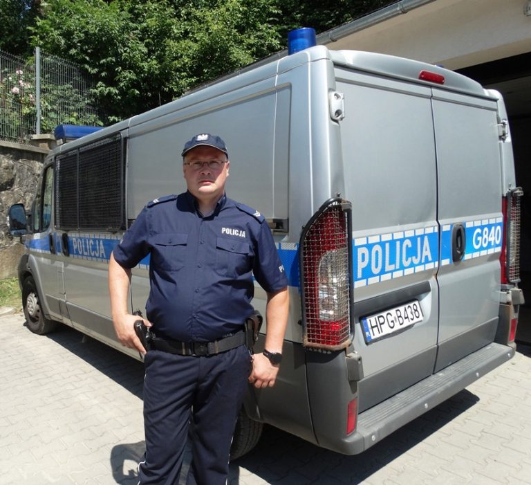 Krynica Zdrój: w drodze do pracy policjant ratował życie