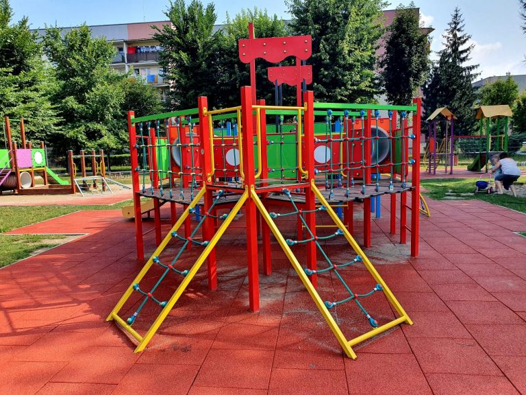 Kolejny plac zabaw i siłownia „wyrosły” na środku osiedla [ZDJĘCIA]