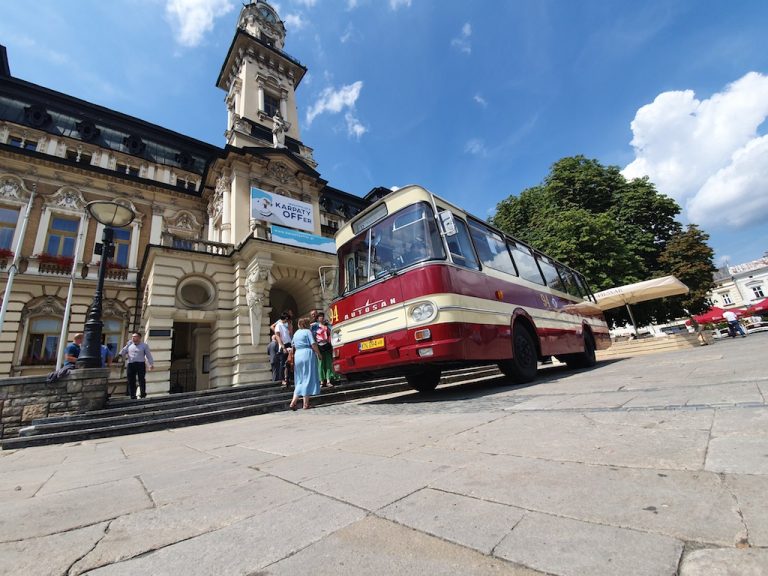 Czerwony autobus będzie jeździł do sądeckiej „małej Galicji”. Podróż w czasie gwarantowana [ZDJĘCIA]