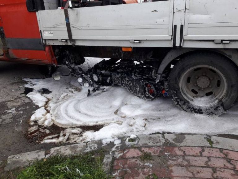 Klęczany: zderzenie motocykla z samochodem dostawczym. Kierowca jednośladu poszkodowany