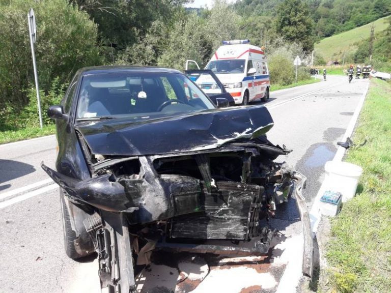 Lekarz najechał na wypadek i ruszył na pomoc. Dwie osoby w szpitalu