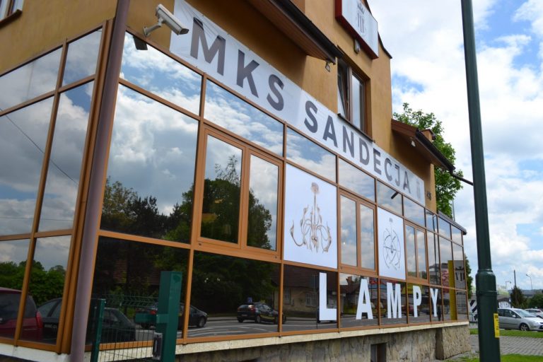 W budynku klubowym Sandecji jest sklep z… lampami [Zdjęcia]