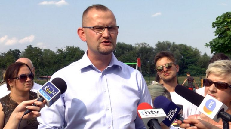 Scena czy pole golfowe? Gdzie dwóch się bije, tam… Dąbrówka może stracić