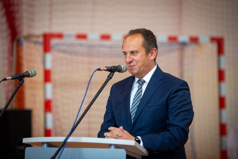 UKS Staszkówka Jelna walczy o sukces z wsparciem Andrzeja Gut Mostowego