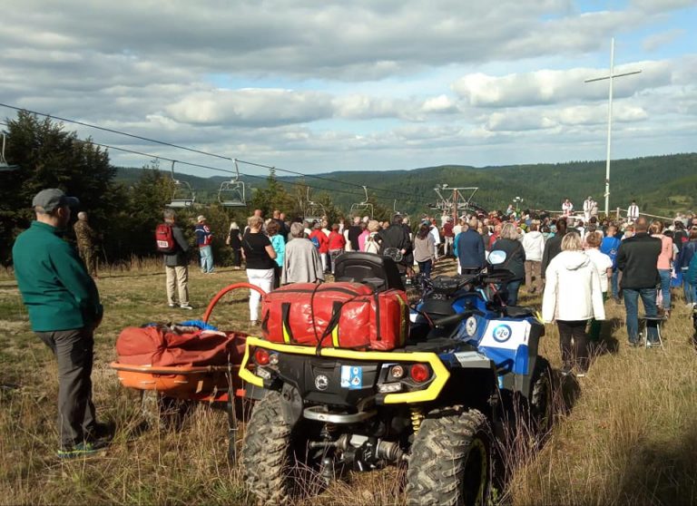 Krynica-Zdrój: Ratownicy pomogli kobiecie dostać się na mszę świętą