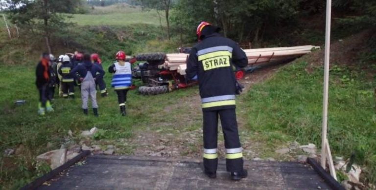 Łosie: przewrócił się ciągnik rolniczy. Kierowca poszkodowany