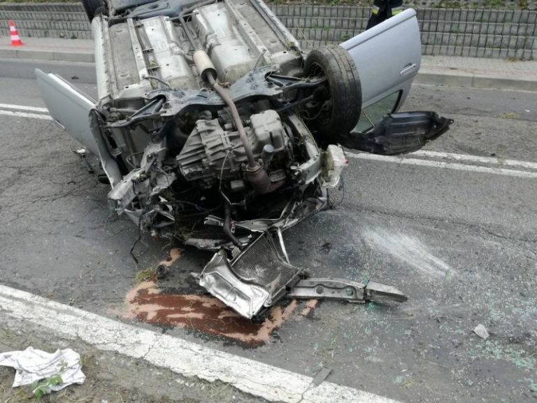 Grybów: dachowanie osobówki. Dwie osoby poszkodowane
