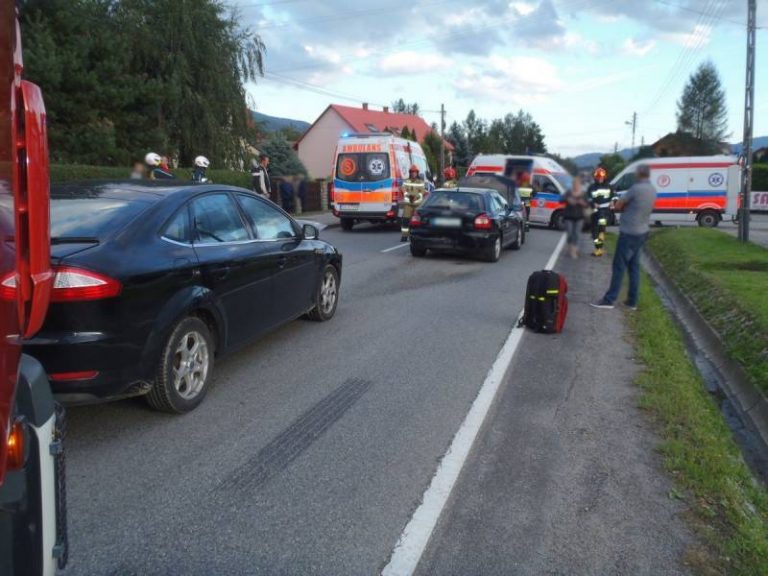 Dwa zdarzenia drogowe w tym samym czasie. Trzy osoby poszkodowane