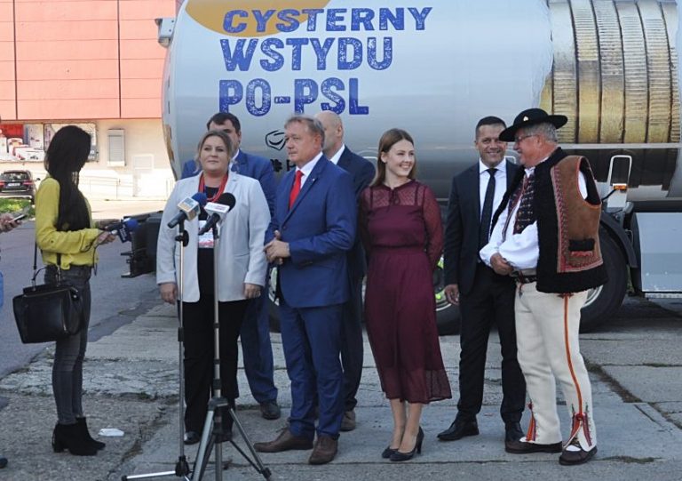 Cysterny wynajęte przez PiS na potrzeby kampanii wyborczej dotarły do Nowego Sącza