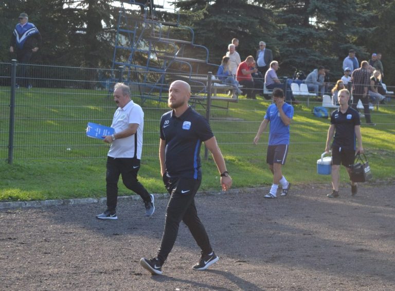Trener Glinika po pokonaniu Sandecji II: „Twardo stąpamy po ziemi”