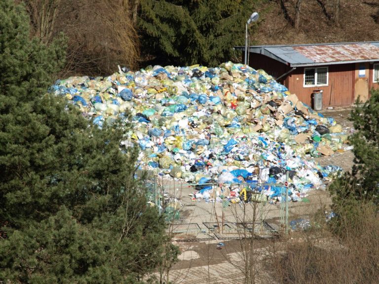 Krynica-Zdrój: pod ziemią rozkładają się odpady ukryte przed kontrolą – alarmują mieszkańcy uzdrowiska